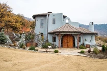 Cận cảnh ngôi nhà đơn sơ giữa vùng quê giá 200 tỷ đồng