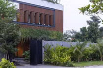 Biệt thự "gói ghém" đời sống ba thế hệ trong khối vuông xanh