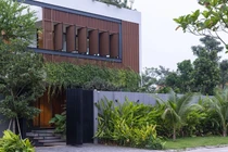 Biệt thự "gói ghém" đời sống ba thế hệ trong khối vuông xanh