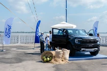 Trải nghiệm "dưới kênh lái ghe – đi xe lái Ford" tại miền Tây