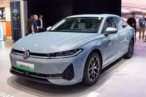 Volkswagen Passat ePro 2026 "ăn xăng như ngửi" có gì đấu Toyota Camry?