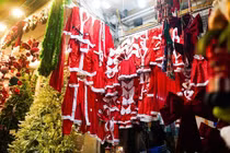 Phố Hàng Mã rực rỡ đón Giáng sinh, khách mua hạn chế