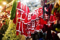 Phố Hàng Mã rực rỡ đón Giáng sinh, khách mua hạn chế