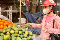 Xoài hạt lép bùng nổ tại chợ Hà Nội thu hút giới tiêu dùng