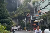 Cháy lớn thiêu rụi 14 xe máy trước nhà dân tại TP.HCM