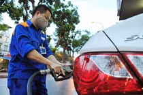 Giá xăng tăng, dầu giảm mạnh