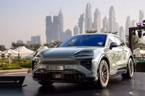 Porsche Cayenne Electric 2026 ra mắt với sạc không dây, giá 163.000 USD