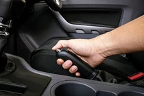 Phanh tay ôtô có thể nhanh hỏng hơn vì thói quen này