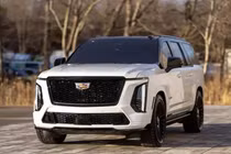 Cadillac Escalade ESV 2025 có giá đắt hơn cả siêu SUV Lamborghini Urus