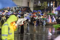 Mưa lớn, hàng ngàn người dân kiên trì chờ đợi xem tổng duyệt diễu binh