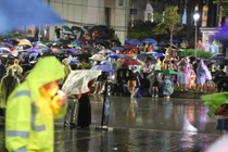 Mưa lớn, hàng ngàn người dân kiên trì chờ đợi xem tổng duyệt diễu binh