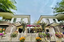 Toàn cảnh biệt thự 220m2 ngập hoa tươi của Nhật Kim Anh 