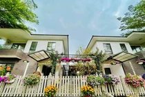 Toàn cảnh biệt thự 220m2 ngập hoa tươi của Nhật Kim Anh 