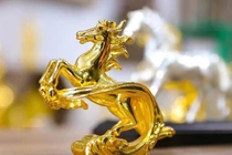Linh vật ngựa mạ vàng 24K được săn đón dịp Tết Bính Ngọ 2026
