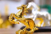 Linh vật ngựa mạ vàng 24K được săn đón dịp Tết Bính Ngọ 2026