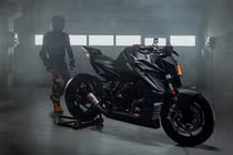 KTM 1390 Super Duke RR Track 2026 ra mắt, giá bán tới 1 tỷ đồng
