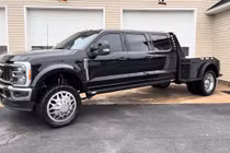 Ford F-450 - bán tải 6 cửa gây sốc với hơn 26 triệu đồng/lần đổ xăng