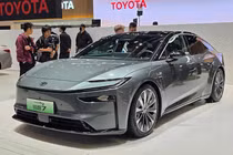 Ra mắt Toyota bZ7 2026 - sedan điện lớn hơn Camry, chỉ từ 650 triệu đồng