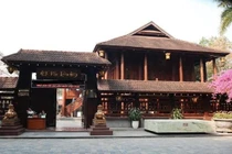 Cận cảnh nhà sàn gỗ lim 200 tỷ của đại gia Điện Biên