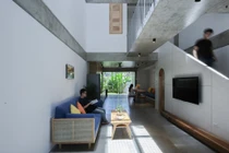 Ngôi nhà mát lịm nhờ giếng trời và ban công xanh mướt