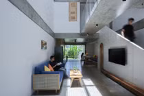 Ngôi nhà mát lịm nhờ giếng trời và ban công xanh mướt