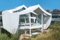 Biệt thự ven hồ 'nổi bần bật' với hệ mái cong đa lớp