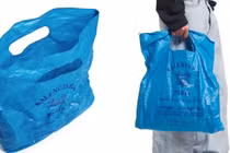 Túi hàng hiệu gần 30 triệu đồng trông như đồ siêu thị