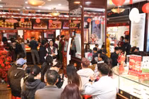 Người dân xếp hàng mua vàng dịp vía Thần Tài cầu may