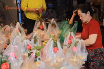 Người Hà Nội xếp hàng mua gà ngậm bông hồng giá 'khủng'