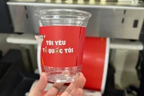 Thị trường mừng Quốc khánh 2/9 sôi động với phụ kiện độc đáo