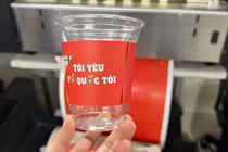 Thị trường mừng Quốc khánh 2/9 sôi động với phụ kiện độc đáo