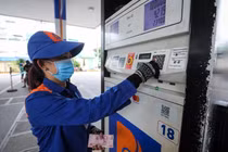 Giá xăng quay đầu giảm, giá dầu tăng 