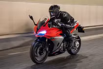 QJMotor SRK 500 RA - xe môtô có thể tự học thói quen chủ xe