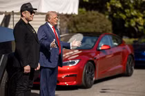 Tổng thống Trump bán rẻ Tesla Model S vì "dỗi" Elon Musk