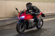 QJMotor SRK 500 RA - xe môtô có thể tự học thói quen chủ xe