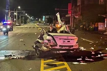 Mercedes-Benz C-Class "tốc độ bàn thờ" đâm nhà dân và vỡ đôi