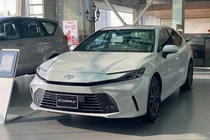 Toyota Camry VIN 2024 đang giảm hơn 100 triệu tại đại lý
