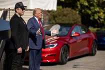 Tổng thống Trump bán rẻ Tesla Model S vì "dỗi" Elon Musk