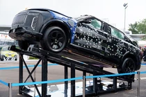 Tận thấy SUV Lạc Hồng 900 LX trúng hàng trăm viên đạn vẫn "ngon"