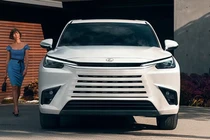 Lexus bất ngờ tăng giá mẫu SUV gia đình ăn khách TX