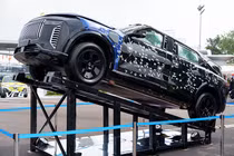 Tận thấy SUV Lạc Hồng 900 LX trúng hàng trăm viên đạn vẫn "ngon"