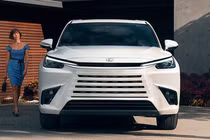 Lexus bất ngờ tăng giá mẫu SUV gia đình ăn khách TX