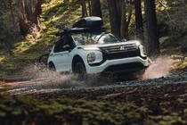 Cận cảnh Mitsubishi Outlander Trail Edition 2025 từ 39.295 USD
