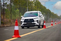 Toyota Veloz Cross giảm 85 triệu đồng, "đấu" Mitsubishi Xpander