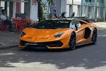 Lamborghini Aventador SVJ giá chục tỷ "ăn cơm" gà vỉa hè ở Phú Yên