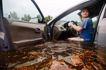 Cách "sơ cứu" nội thất ôtô khi ngập nước mà chủ xe nào cũng cần biết