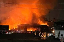 Cháy lớn tại xưởng phế liệu ở TP HCM, hai ô tô bị thiêu rụi