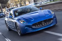 Logo Folgore trên thân xe Maserati GranTurismo Folgore - dấu hiệu nhận biết phiên bản thuần điện của mẫu coupe hạng sang Italy, hiện đang được giảm giá sâu tại nhiều thị trường.