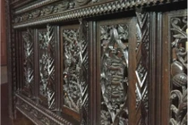 Bí ẩn chiếc giường gỗ gần 700 tỷ đồng bị vứt trong bãi xe