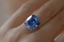 Cận cảnh viên kim cương xanh quý hiếm đấu giá gần 500 tỷ